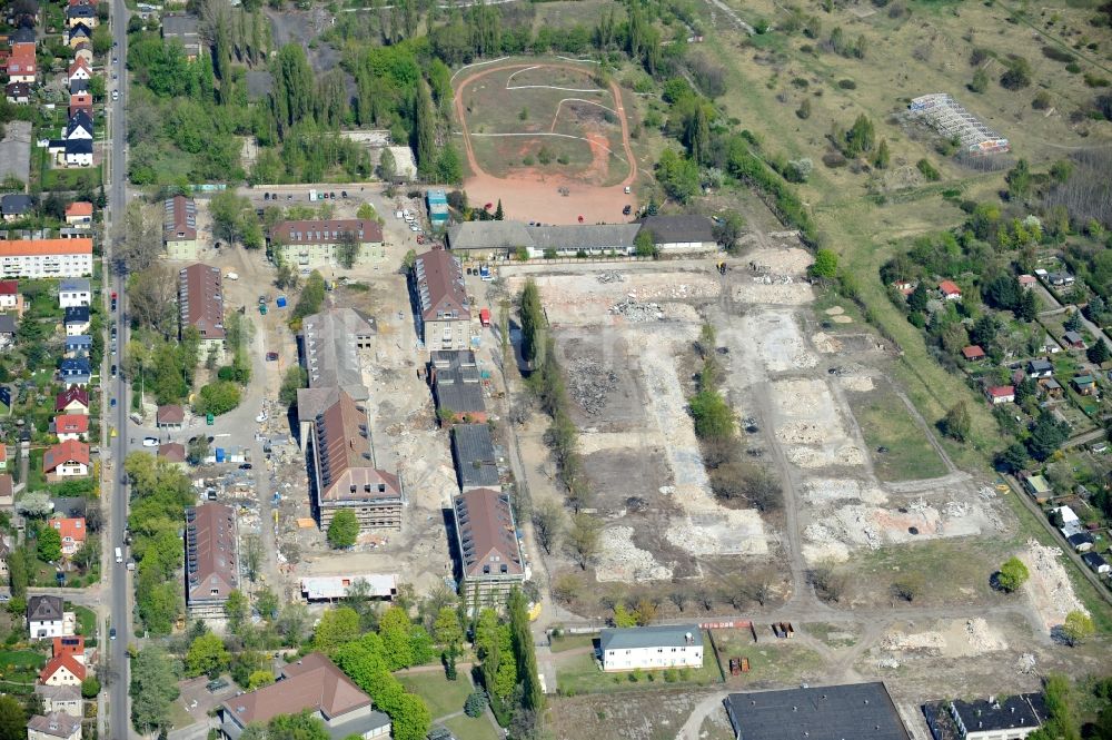 Berlin aus der Vogelperspektive: Baustelle zum Umbau und Ausbau des denkmalgeschützten Altbau- Gebäudes Patersdorfer - Regener - Zachenberger Straße im Ortsteil Karlshorst in Berlin