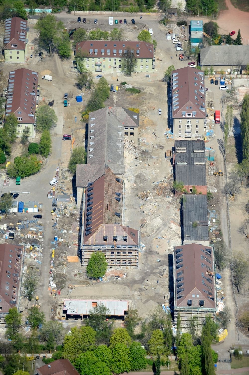 Luftaufnahme Berlin - Baustelle zum Umbau und Ausbau des denkmalgeschützten Altbau- Gebäudes Patersdorfer - Regener - Zachenberger Straße im Ortsteil Karlshorst in Berlin