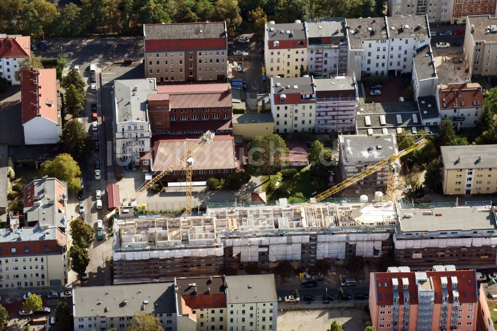 Luftaufnahme Berlin - Baustelle zum Umbau und Ausbau des denkmalgeschützten Altbau- Wohnhauses an der Bürgerstraße - Mackenroder Weg - Jahnstraße in Berlin