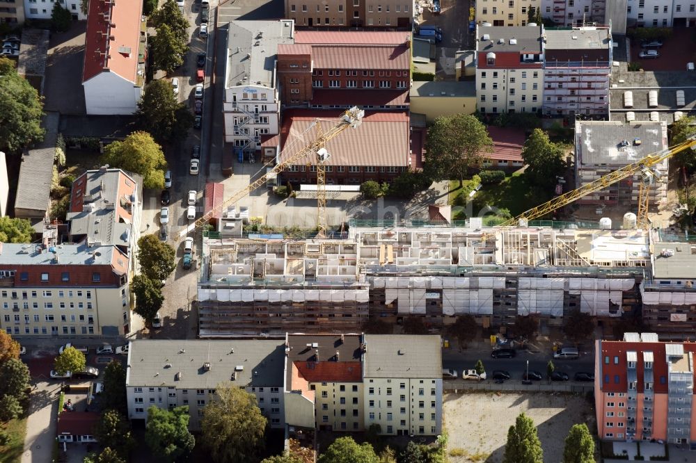 Berlin von oben - Baustelle zum Umbau und Ausbau des denkmalgeschützten Altbau- Wohnhauses an der Bürgerstraße - Mackenroder Weg - Jahnstraße in Berlin