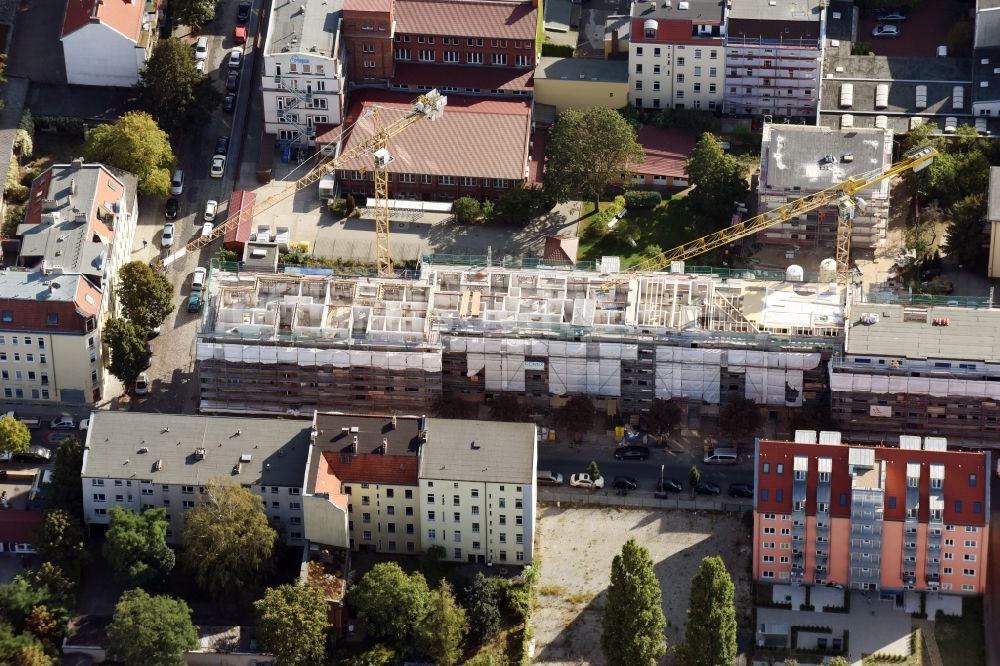 Berlin aus der Vogelperspektive: Baustelle zum Umbau und Ausbau des denkmalgeschützten Altbau- Wohnhauses an der Bürgerstraße - Mackenroder Weg - Jahnstraße in Berlin