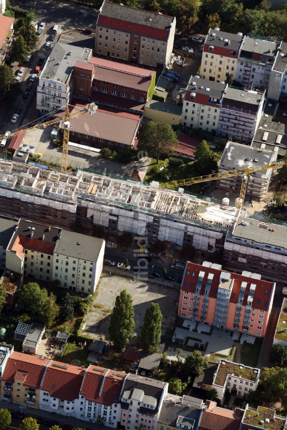 Luftbild Berlin - Baustelle zum Umbau und Ausbau des denkmalgeschützten Altbau- Wohnhauses an der Bürgerstraße - Mackenroder Weg - Jahnstraße in Berlin