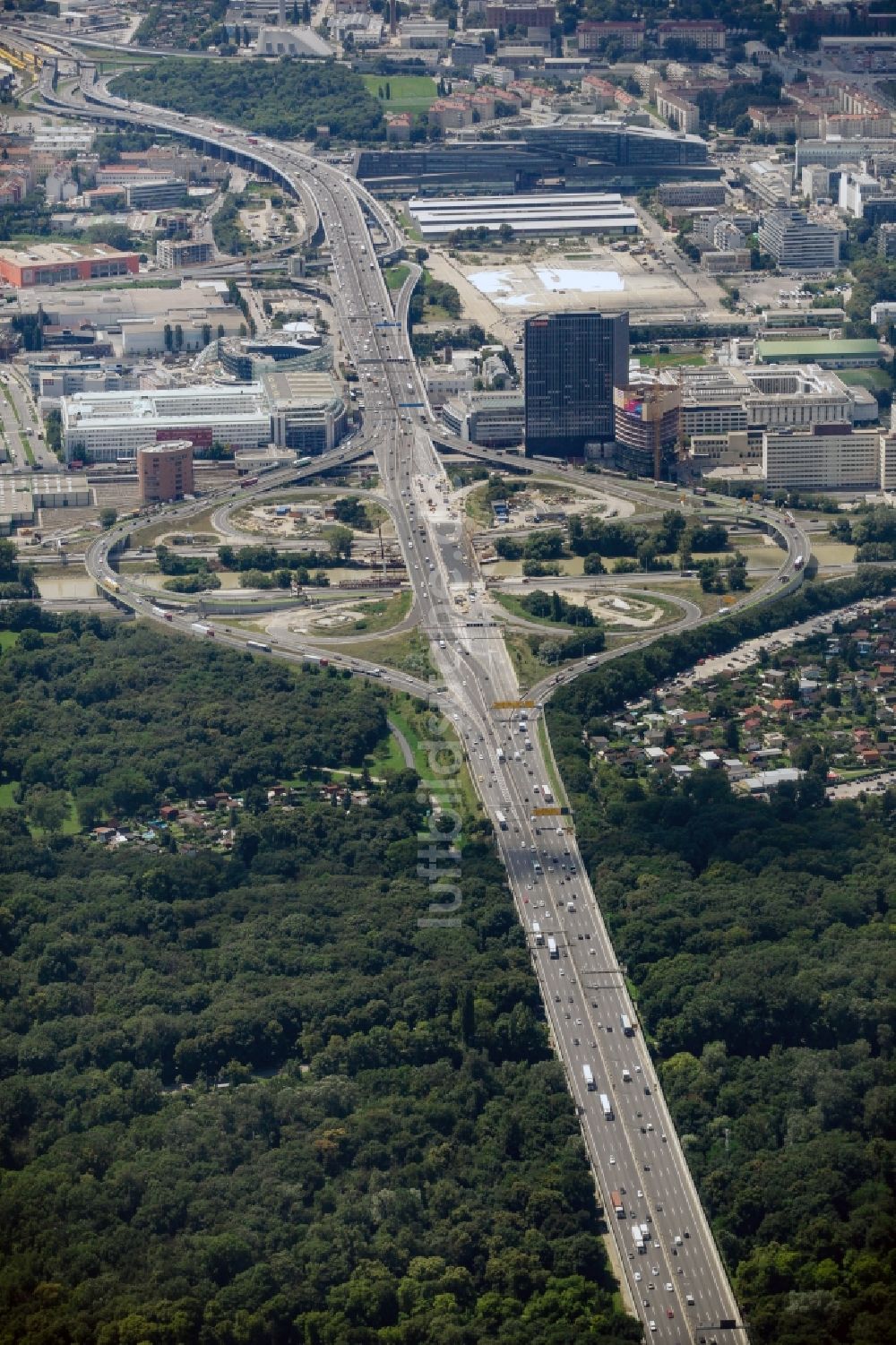 Wien aus der Vogelperspektive: Baustelle zum Umbau des Autobahnkreuzes Knoten Prater der BAB A23 Südosttangente in Wien in Österreich