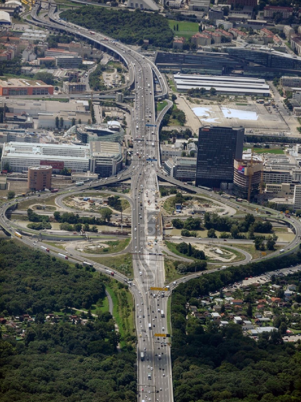 Wien von oben - Baustelle zum Umbau des Autobahnkreuzes Knoten Prater der BAB A23 Südosttangente in Wien in Österreich