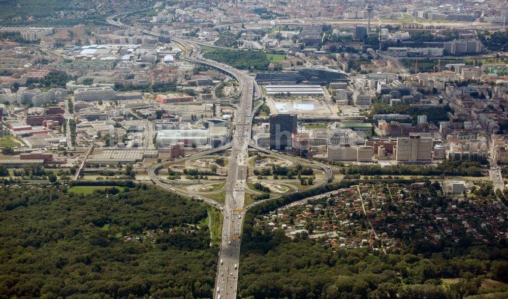 Wien aus der Vogelperspektive: Baustelle zum Umbau des Autobahnkreuzes Knoten Prater der BAB A23 Südosttangente in Wien in Österreich