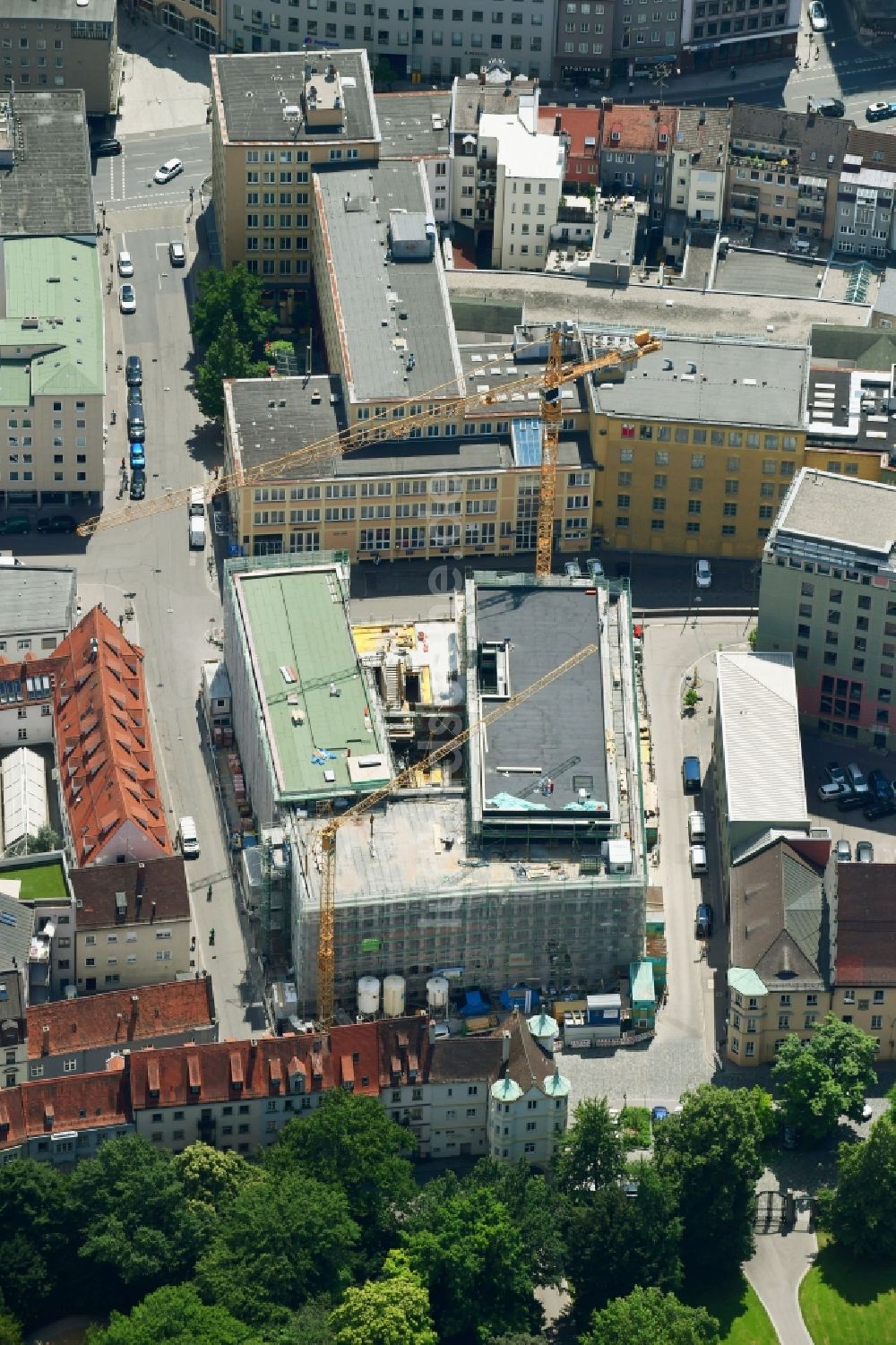 Luftaufnahme Augsburg - Baustelle zum Umbau des Büro- und Geschäftshaus am Hafnerberg - Johannisgasse in Augsburg im Bundesland Bayern, Deutschland