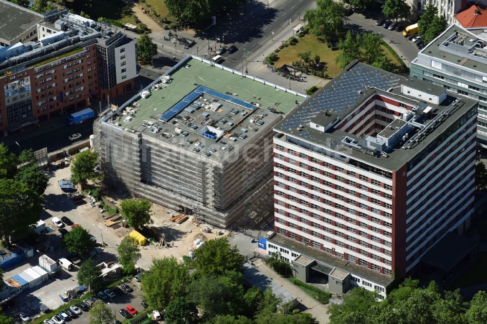 Luftaufnahme Berlin - Baustelle zum Umbau des Bundesministerium für wirtschaftliche Zusammenarbeit und Entwicklung in der Stresemannstraße in Berlin, Deutschland