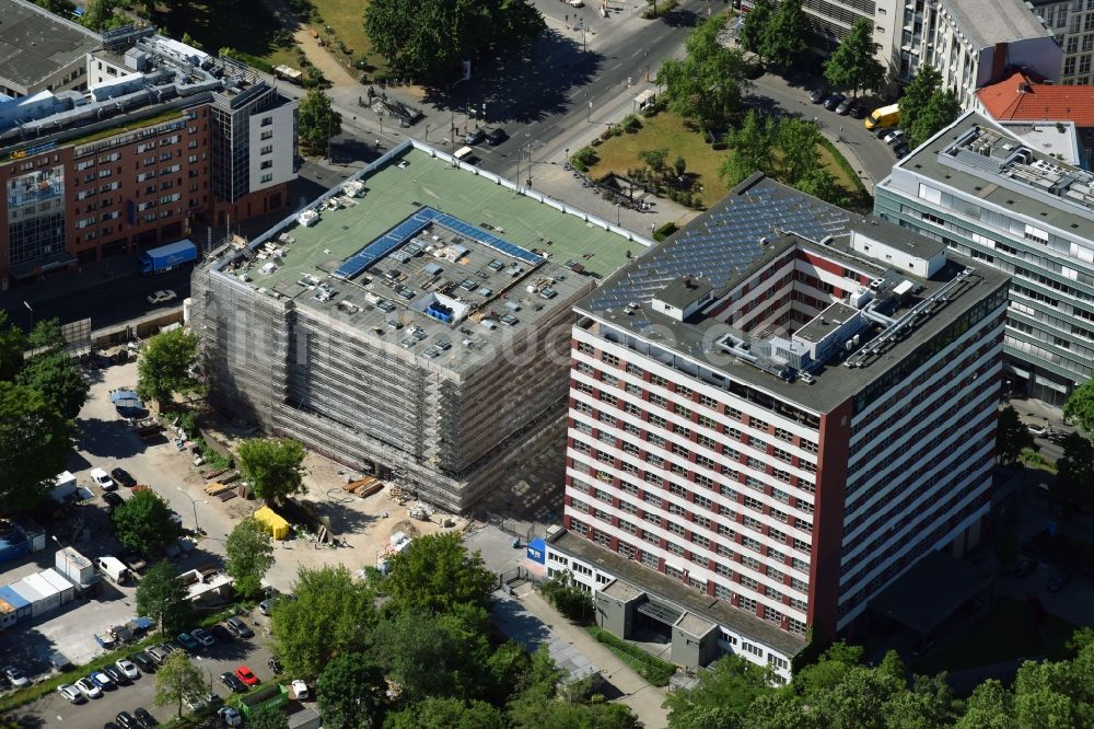 Berlin von oben - Baustelle zum Umbau des Bundesministerium für wirtschaftliche Zusammenarbeit und Entwicklung in der Stresemannstraße in Berlin, Deutschland