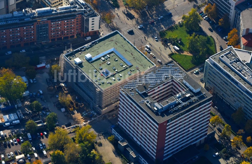 Luftbild Berlin - Baustelle zum Umbau des Bundesverwaltungsamt Deutschlandhaus in der Stresemannstraße in Berlin, Deutschland. Im Vordergrund das Gebäude des Bundesministerium für wirtschaftliche Zusammenarbeit und Entwicklung 