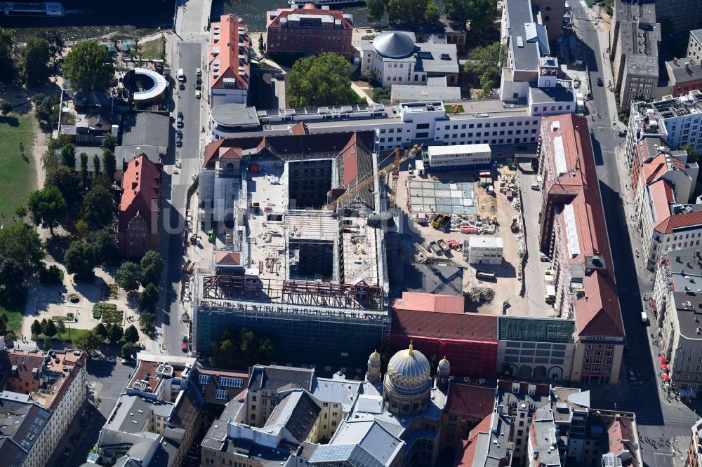 Luftaufnahme Berlin - Baustelle zum Umbau des ehemaligen Haupttelegrafenamt zum neuen Büro- und Geschäftsgebäude FORUM an der MUSEUMSINSEL in Berlin, Deutschland