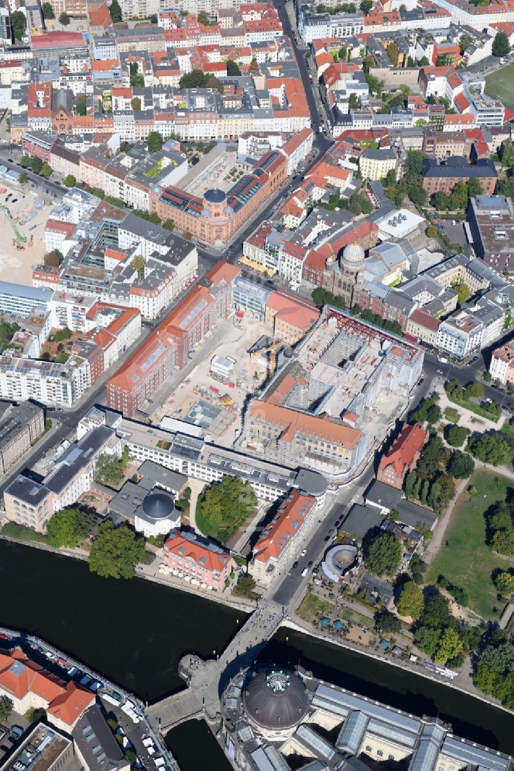 Luftaufnahme Berlin - Baustelle zum Umbau des ehemaligen Haupttelegrafenamt zum neuen Büro- und Geschäftsgebäude FORUM an der MUSEUMSINSEL in Berlin, Deutschland