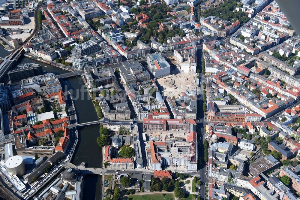 Luftaufnahme Berlin - Baustelle zum Umbau des ehemaligen Haupttelegrafenamt zum neuen Büro- und Geschäftsgebäude FORUM an der MUSEUMSINSEL in Berlin, Deutschland