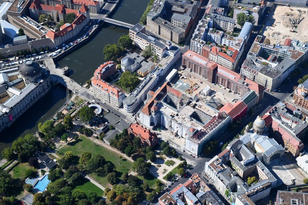 Luftbild Berlin - Baustelle zum Umbau des ehemaligen Haupttelegrafenamt zum neuen Büro- und Geschäftsgebäude FORUM an der MUSEUMSINSEL in Berlin, Deutschland