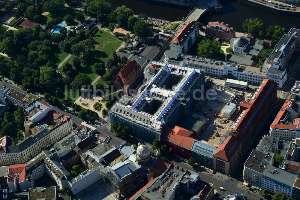 Luftaufnahme Berlin - Baustelle zum Umbau des ehemaligen Haupttelegrafenamt zum neuen Büro- und Geschäftsgebäude FORUM an der MUSEUMSINSEL in Berlin, Deutschland