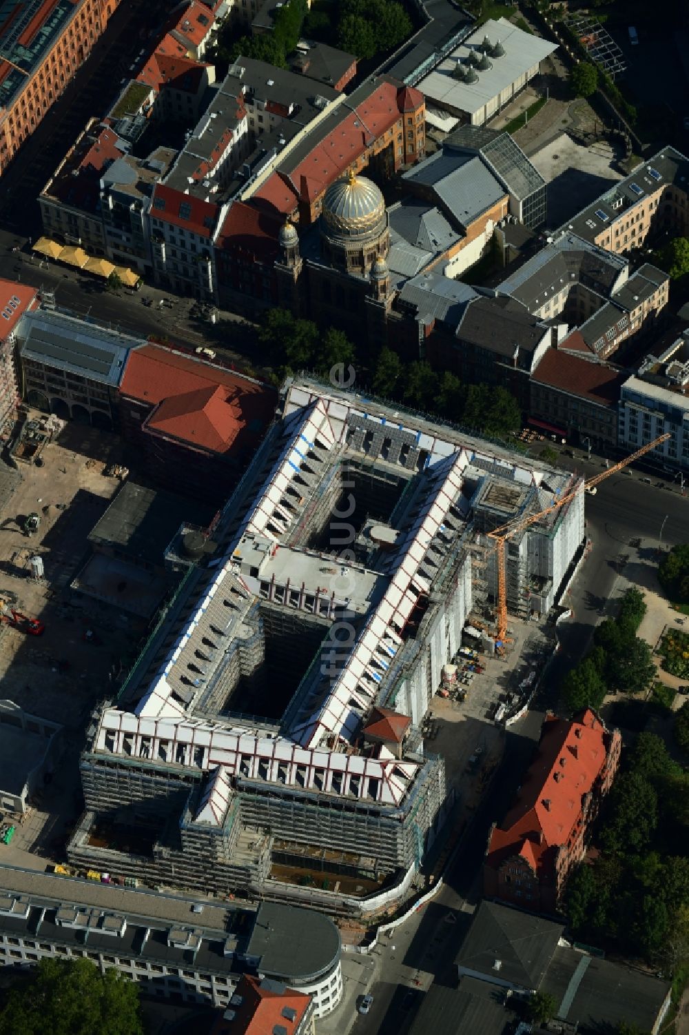 Berlin von oben - Baustelle zum Umbau des ehemaligen Haupttelegrafenamt zum neuen Büro- und Geschäftsgebäude FORUM an der MUSEUMSINSEL in Berlin, Deutschland