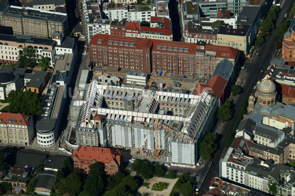 Berlin von oben - Baustelle zum Umbau des ehemaligen Haupttelegrafenamt zum neuen Büro- und Geschäftsgebäude FORUM an der MUSEUMSINSEL in Berlin, Deutschland