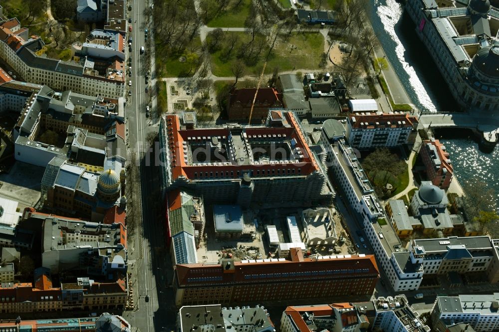 Luftbild Berlin - Baustelle zum Umbau des ehemaligen Haupttelegrafenamt zum neuen Büro- und Geschäftsgebäude FORUM an der MUSEUMSINSEL in Berlin, Deutschland