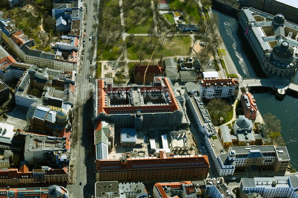 Luftaufnahme Berlin - Baustelle zum Umbau des ehemaligen Haupttelegrafenamt zum neuen Büro- und Geschäftsgebäude FORUM an der MUSEUMSINSEL in Berlin, Deutschland