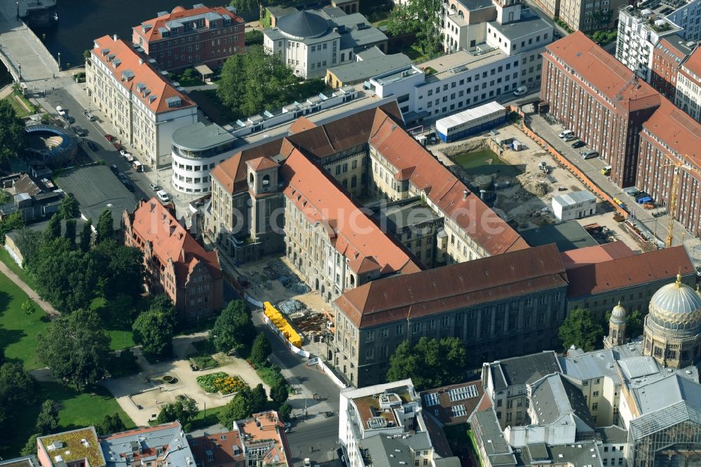 Berlin von oben - Baustelle zum Umbau des ehemaligen Haupttelegrafenamt zum neuen Büro- und Geschäftsgebäude FORUM an der MUSEUMSINSEL an der Monbijoustraße - Oranienburger Straße - Tucholskystraße - Ziegelstraße im Ortsteil Mitte in Berlin, Deutschland