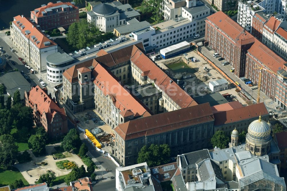 Berlin aus der Vogelperspektive: Baustelle zum Umbau des ehemaligen Haupttelegrafenamt zum neuen Büro- und Geschäftsgebäude FORUM an der MUSEUMSINSEL an der Monbijoustraße - Oranienburger Straße - Tucholskystraße - Ziegelstraße im Ortsteil Mitte in Berlin, Deutschland