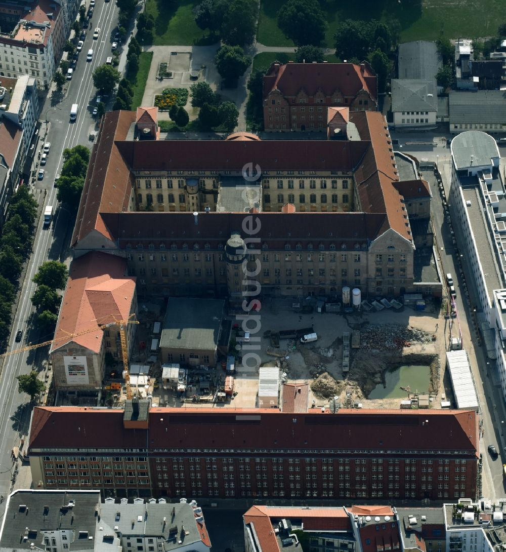 Luftaufnahme Berlin - Baustelle zum Umbau des ehemaligen Haupttelegrafenamt zum neuen Büro- und Geschäftsgebäude FORUM an der MUSEUMSINSEL an der Monbijoustraße - Oranienburger Straße - Tucholskystraße - Ziegelstraße im Ortsteil Mitte in Berlin, Deutschland