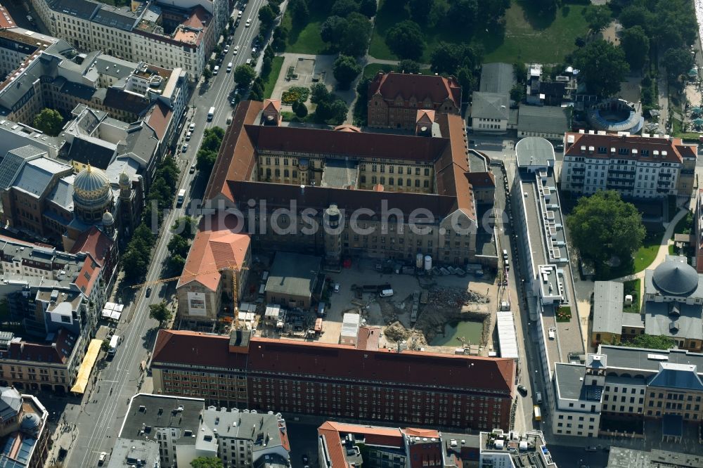 Berlin aus der Vogelperspektive: Baustelle zum Umbau des ehemaligen Haupttelegrafenamt zum neuen Büro- und Geschäftsgebäude FORUM an der MUSEUMSINSEL an der Monbijoustraße - Oranienburger Straße - Tucholskystraße - Ziegelstraße im Ortsteil Mitte in Berlin, Deutschland