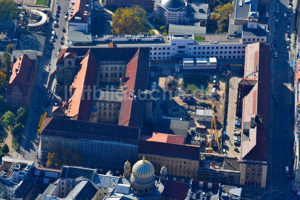 Berlin aus der Vogelperspektive: Baustelle zum Umbau des ehemaligen Haupttelegrafenamt zum neuen Büro- und Geschäftsgebäude FORUM an der MUSEUMSINSEL an der Monbijoustraße - Oranienburger Straße - Tucholskystraße - Ziegelstraße im Ortsteil Mitte in Berlin, Deutschland