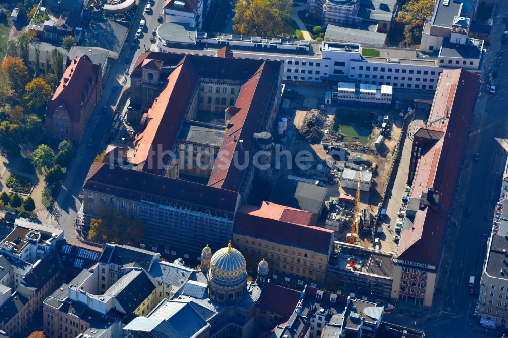 Luftbild Berlin - Baustelle zum Umbau des ehemaligen Haupttelegrafenamt zum neuen Büro- und Geschäftsgebäude FORUM an der MUSEUMSINSEL an der Monbijoustraße - Oranienburger Straße - Tucholskystraße - Ziegelstraße im Ortsteil Mitte in Berlin, Deutschland