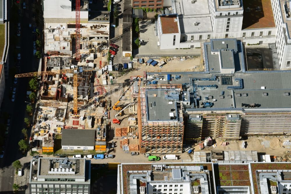 Berlin aus der Vogelperspektive: Baustelle zum Umbau der ehemaligen Opernwerkstätten zum Zentralcampus der Hochschule für Schauspielkunst Ernst Busch ( HfS ) an der Zinnowitzer Straße im Stadtteil Mitte in Berlin