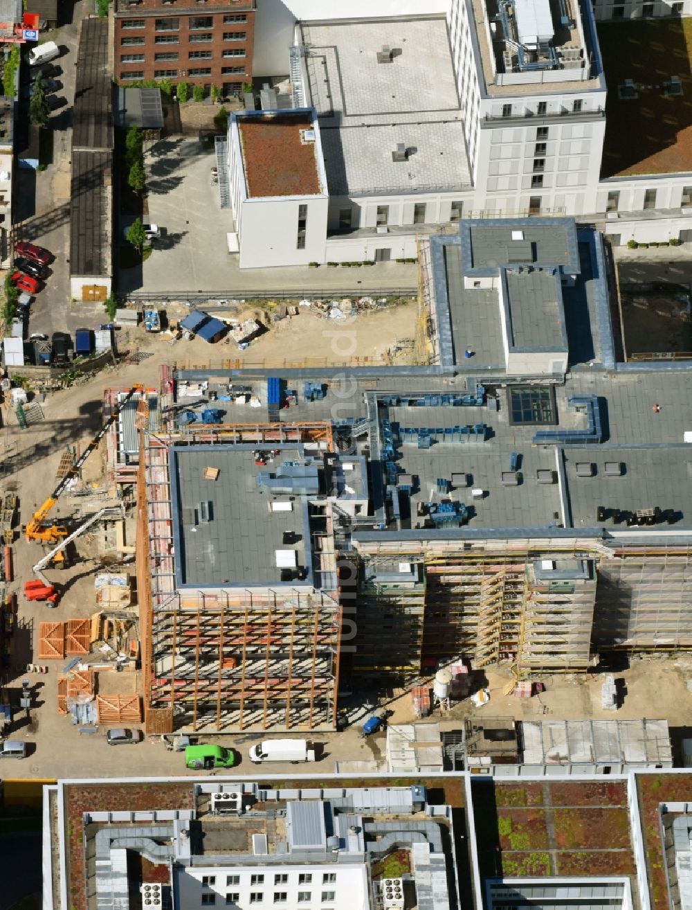 Luftbild Berlin - Baustelle zum Umbau der ehemaligen Opernwerkstätten zum Zentralcampus der Hochschule für Schauspielkunst Ernst Busch ( HfS ) an der Zinnowitzer Straße im Stadtteil Mitte in Berlin