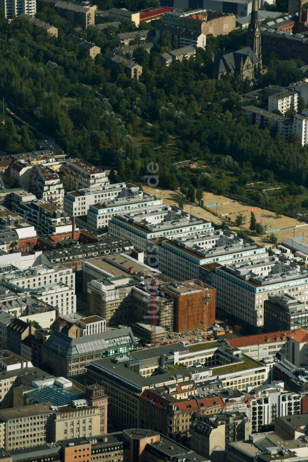 Luftaufnahme Berlin - Baustelle zum Umbau der ehemaligen Opernwerkstätten zum Zentralcampus der Hochschule für Schauspielkunst Ernst Busch ( HfS ) an der Zinnowitzer Straße im Stadtteil Mitte in Berlin