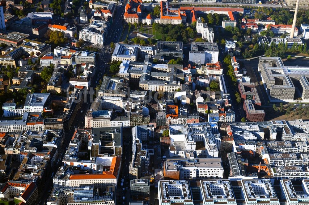 Berlin aus der Vogelperspektive: Baustelle zum Umbau der ehemaligen Opernwerkstätten zum Zentralcampus der Hochschule für Schauspielkunst Ernst Busch ( HfS ) an der Zinnowitzer Straße im Stadtteil Mitte in Berlin