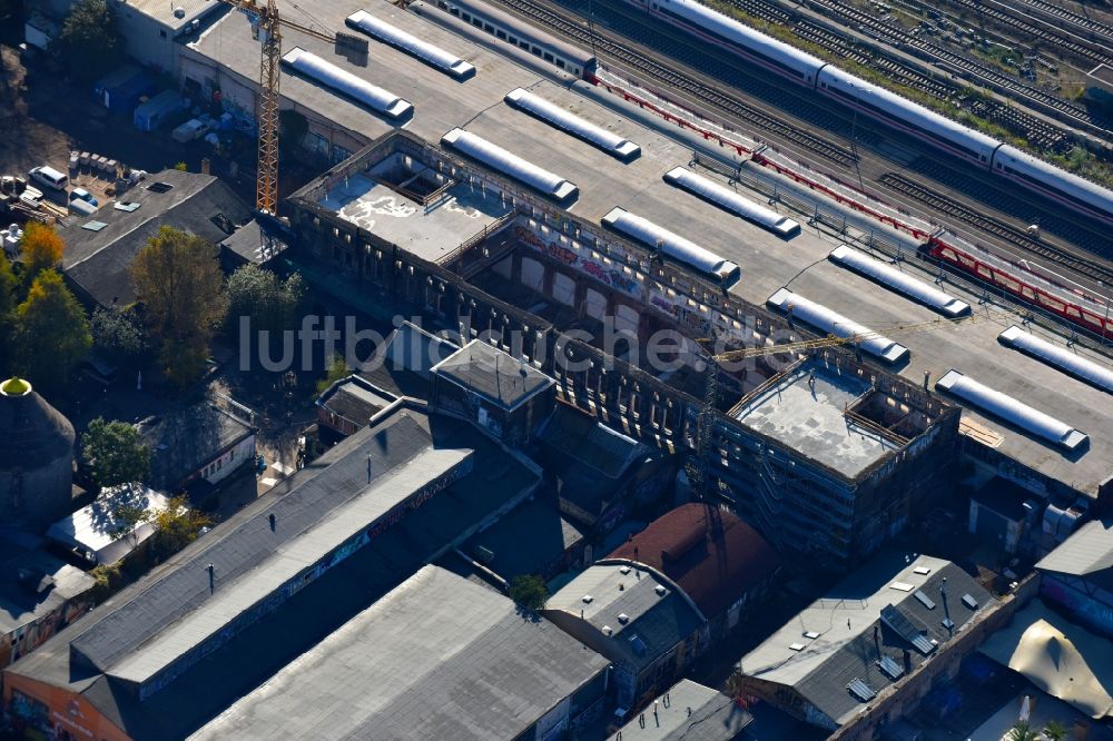 Berlin aus der Vogelperspektive: Baustelle zum Umbau der ehemaligen Radsatzdreherei auf dem RAW-Gelände an der Revaler Straße in Berlin, Deutschland