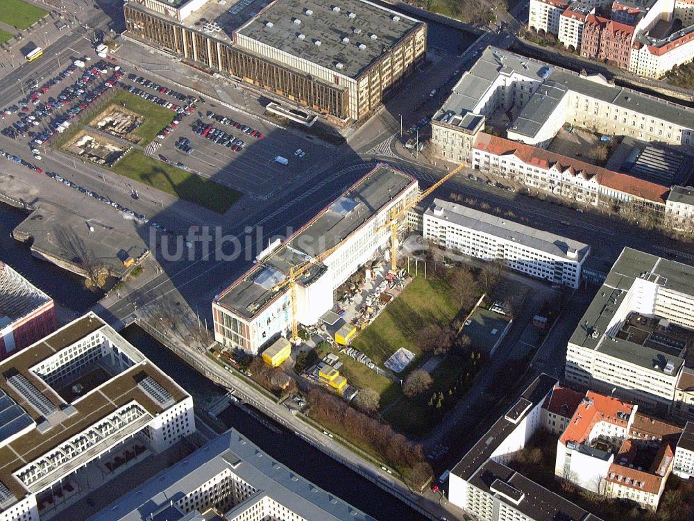 Luftbild Berlin - Baustelle zum Umbau Fassade des Baudenkmales Staatsratsgebäude der ESMT Berlin. The business school founded by business am Schloßplatz im Ortsteil Mitte in Berlin, Deutschland