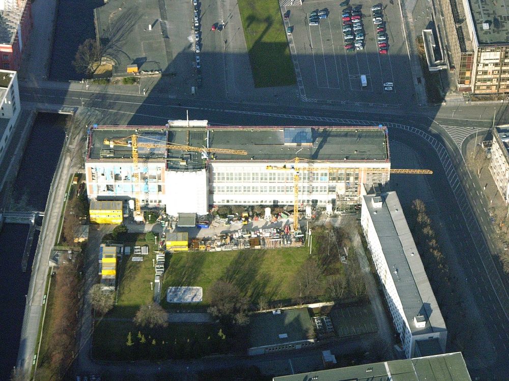 Luftaufnahme Berlin - Baustelle zum Umbau Fassade des Baudenkmales Staatsratsgebäude der ESMT Berlin. The business school founded by business am Schloßplatz im Ortsteil Mitte in Berlin, Deutschland