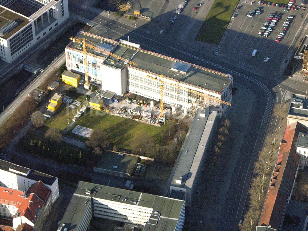 Berlin von oben - Baustelle zum Umbau Fassade des Baudenkmales Staatsratsgebäude der ESMT Berlin. The business school founded by business am Schloßplatz im Ortsteil Mitte in Berlin, Deutschland