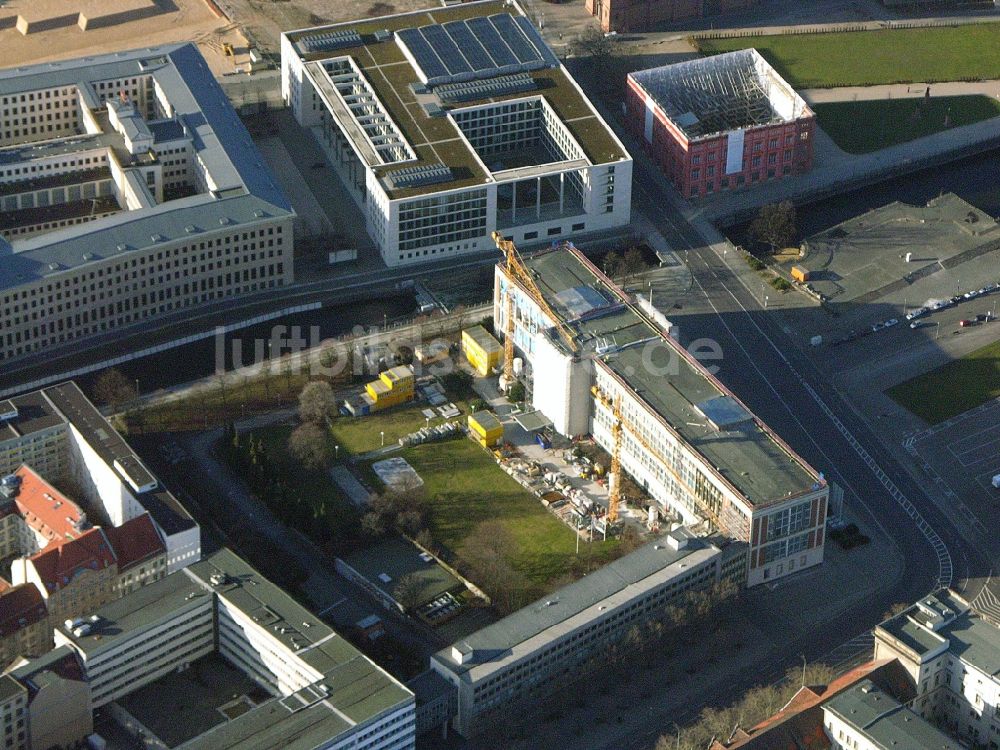 Berlin aus der Vogelperspektive: Baustelle zum Umbau Fassade des Baudenkmales Staatsratsgebäude der ESMT Berlin. The business school founded by business am Schloßplatz im Ortsteil Mitte in Berlin, Deutschland