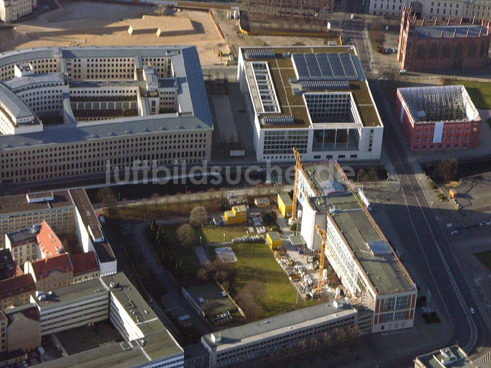 Luftbild Berlin - Baustelle zum Umbau Fassade des Baudenkmales Staatsratsgebäude der ESMT Berlin. The business school founded by business am Schloßplatz im Ortsteil Mitte in Berlin, Deutschland