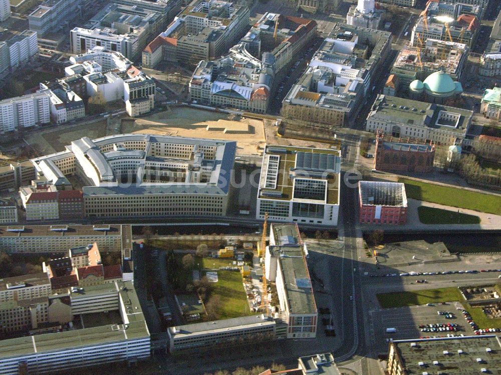 Luftaufnahme Berlin - Baustelle zum Umbau Fassade des Baudenkmales Staatsratsgebäude der ESMT Berlin. The business school founded by business am Schloßplatz im Ortsteil Mitte in Berlin, Deutschland