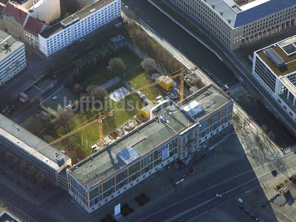 Berlin von oben - Baustelle zum Umbau Fassade des Baudenkmales Staatsratsgebäude der ESMT Berlin. The business school founded by business am Schloßplatz im Ortsteil Mitte in Berlin, Deutschland