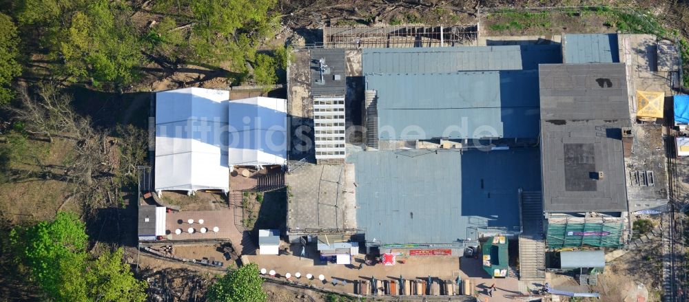 Luftbild Berlin - Baustelle zum Umbau des Gebäude- Ensembles des Müggelturmes in den Müggelbergen Köpenick in Berlin