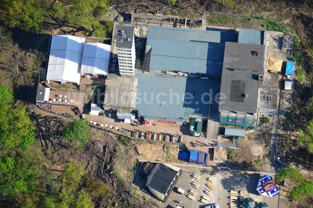 Luftaufnahme Berlin - Baustelle zum Umbau des Gebäude- Ensembles des Müggelturmes in den Müggelbergen Köpenick in Berlin