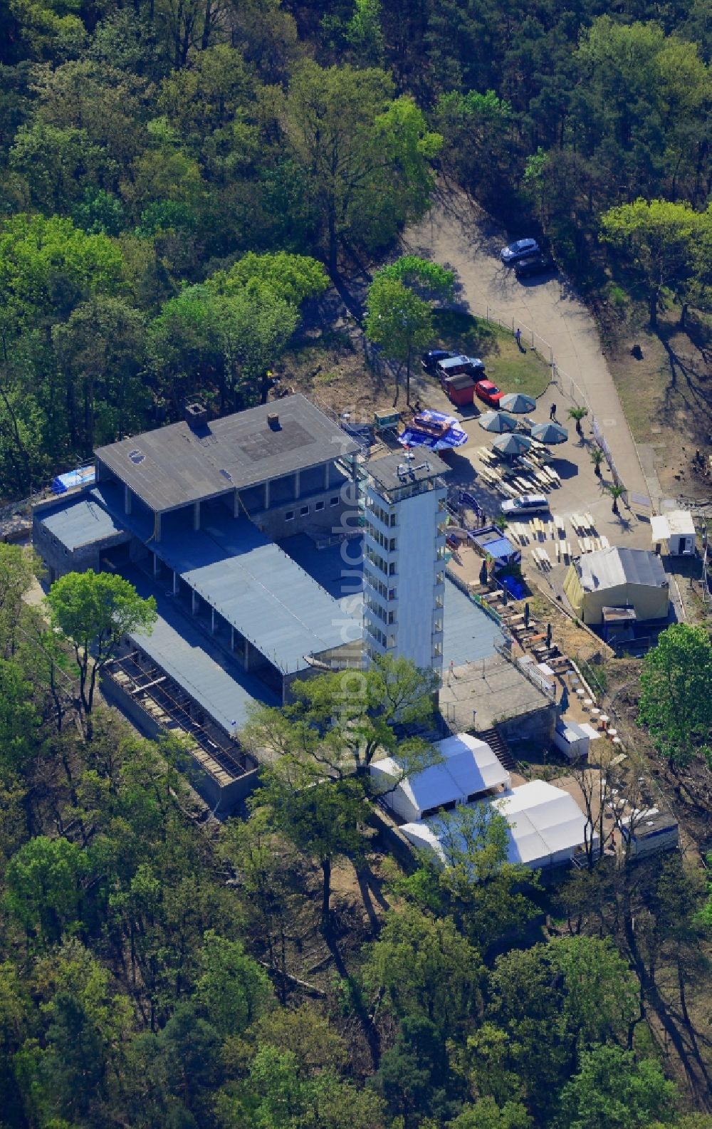 Luftbild Berlin - Baustelle zum Umbau des Gebäude- Ensembles des Müggelturmes in den Müggelbergen Köpenick in Berlin