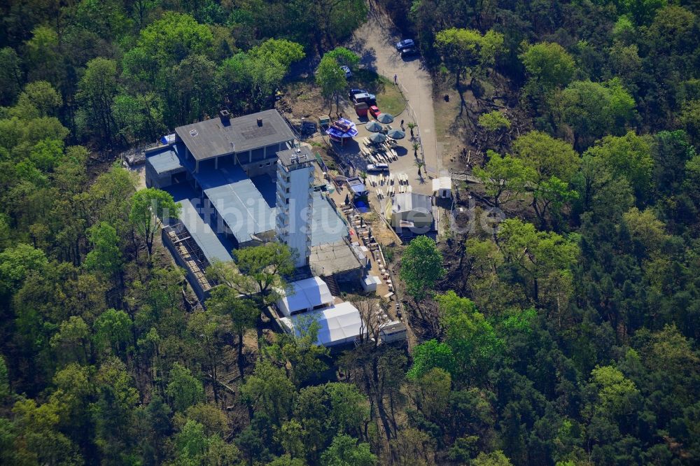 Luftaufnahme Berlin - Baustelle zum Umbau des Gebäude- Ensembles des Müggelturmes in den Müggelbergen Köpenick in Berlin