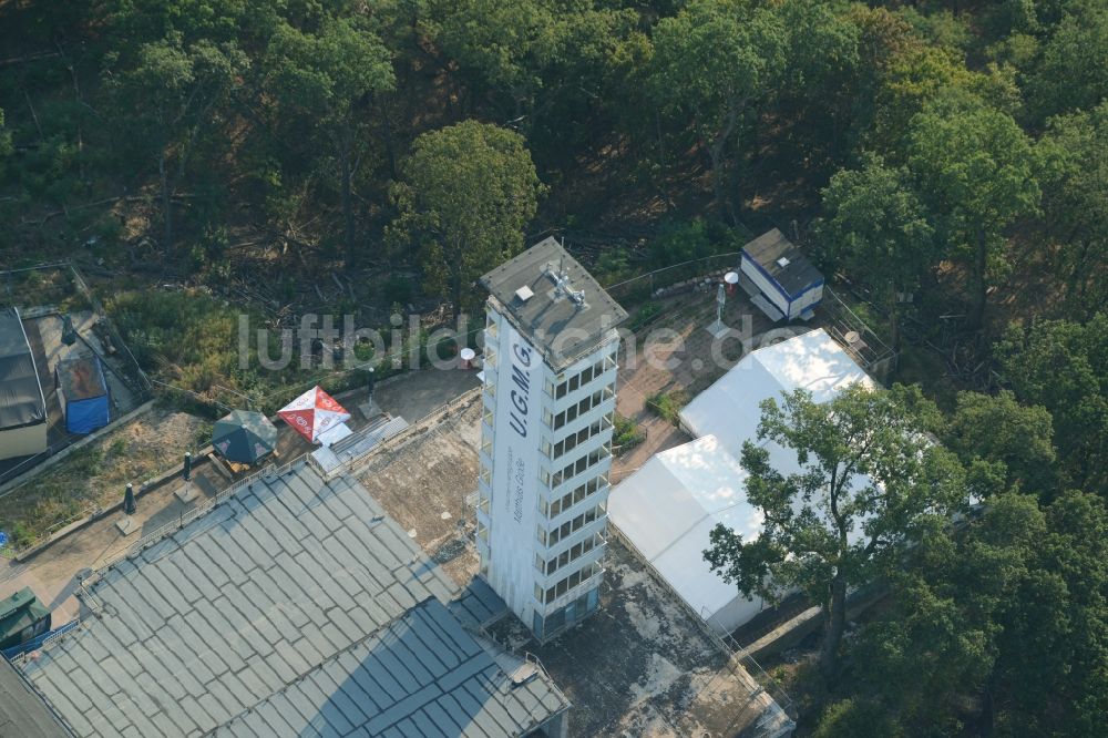 Luftbild Berlin - Baustelle zum Umbau des Gebäude- Ensembles des Müggelturmes in den Müggelbergen Köpenick in Berlin