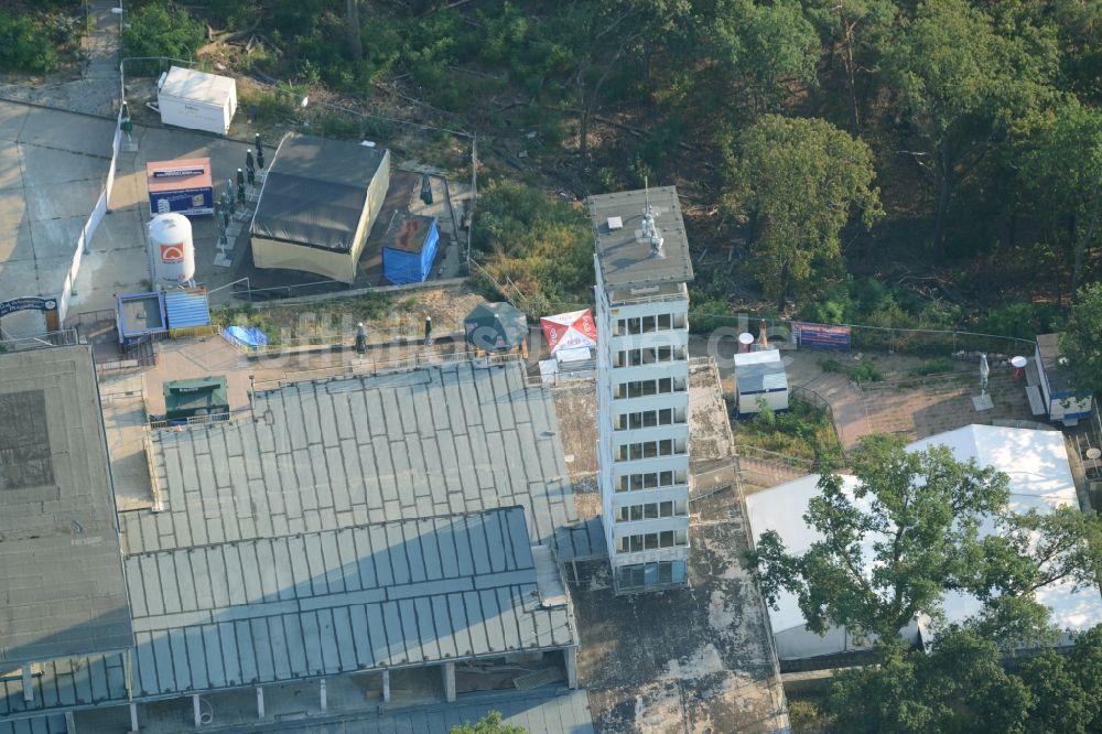 Luftaufnahme Berlin - Baustelle zum Umbau des Gebäude- Ensembles des Müggelturmes in den Müggelbergen Köpenick in Berlin