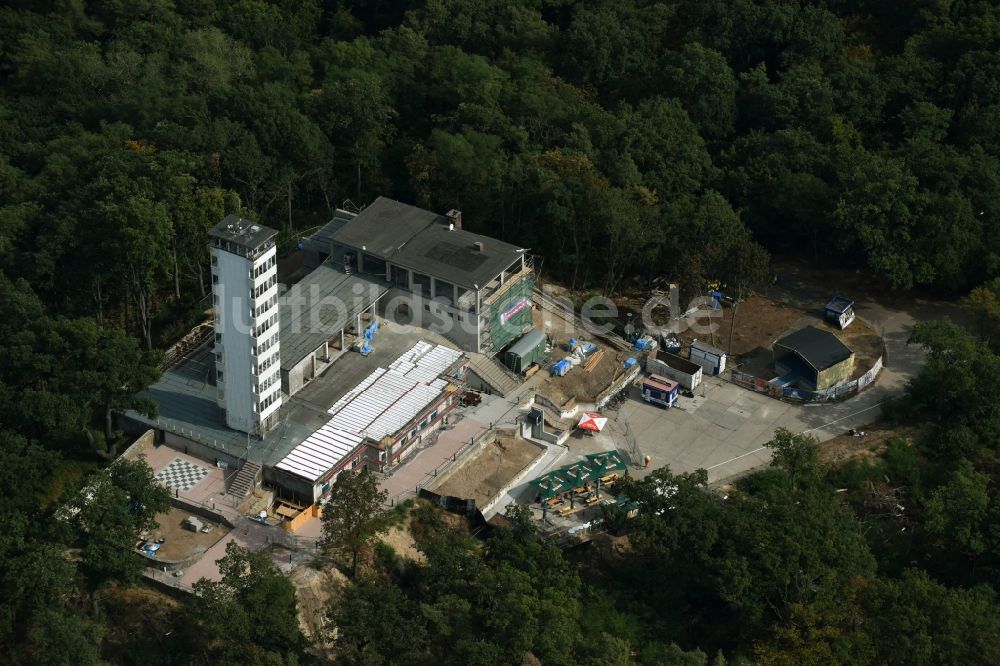 Luftaufnahme Berlin - Baustelle zum Umbau des Gebäude- Ensembles des Müggelturmes in den Müggelbergen Köpenick in Berlin