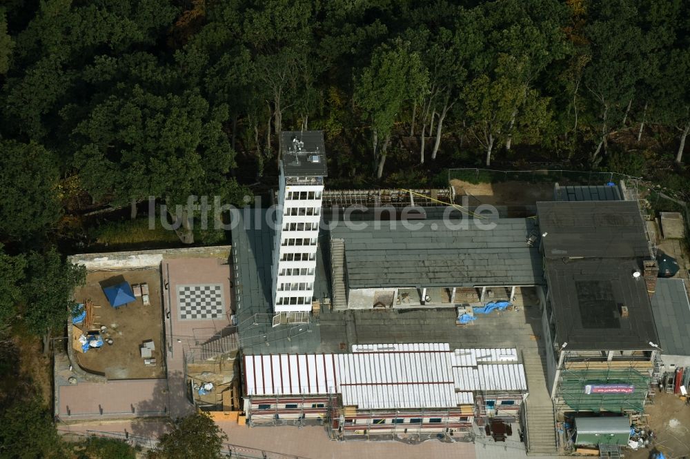 Luftaufnahme Berlin - Baustelle zum Umbau des Gebäude- Ensembles des Müggelturmes in den Müggelbergen Köpenick in Berlin