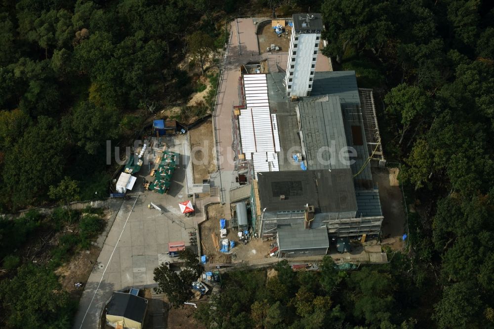 Luftbild Berlin - Baustelle zum Umbau des Gebäude- Ensembles des Müggelturmes in den Müggelbergen Köpenick in Berlin