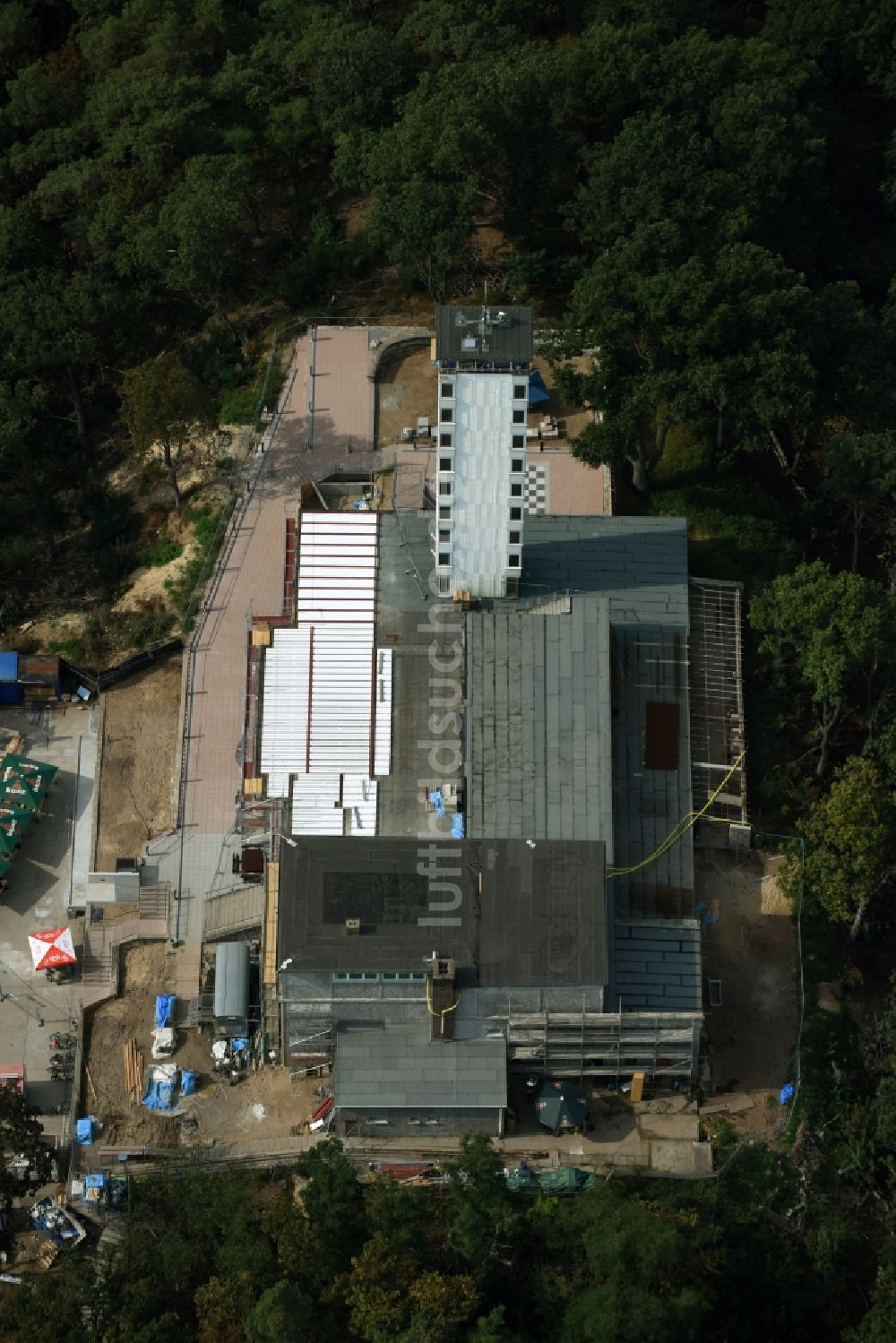 Luftaufnahme Berlin - Baustelle zum Umbau des Gebäude- Ensembles des Müggelturmes in den Müggelbergen Köpenick in Berlin